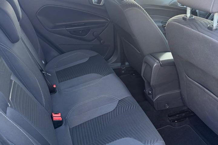 Blå Ford Fiesta fra 2014