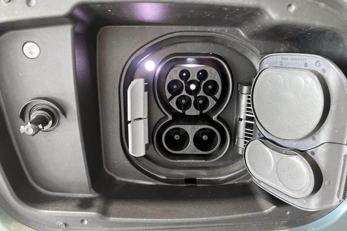 Grøn BMW iX1 fra 2025