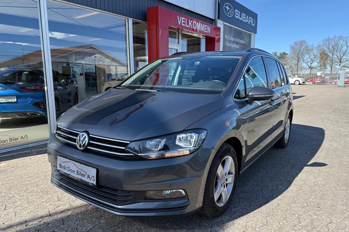 Grå VW Touran fra 2019 set udefra
