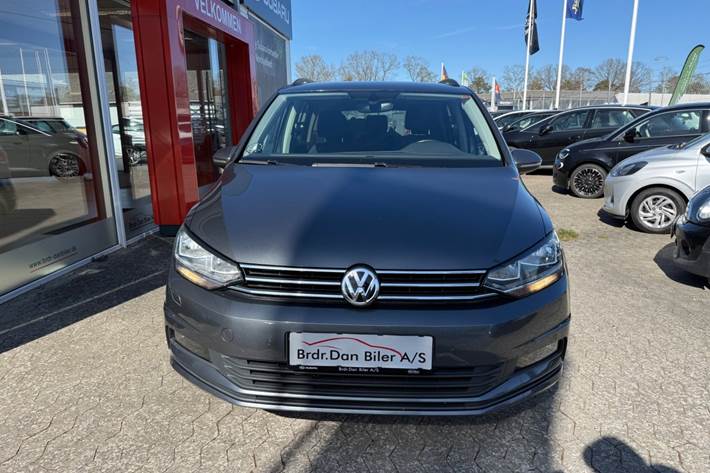Grå VW Touran fra 2019