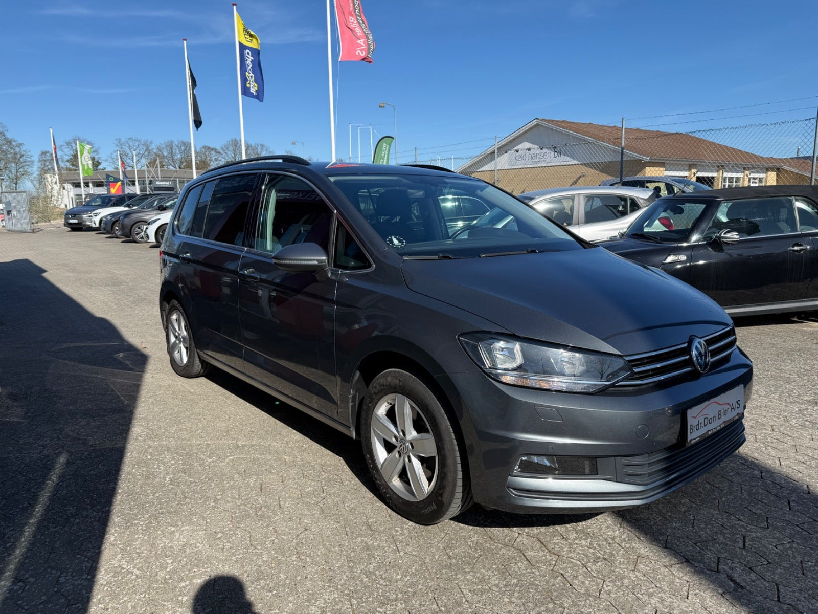Grå VW Touran fra 2019