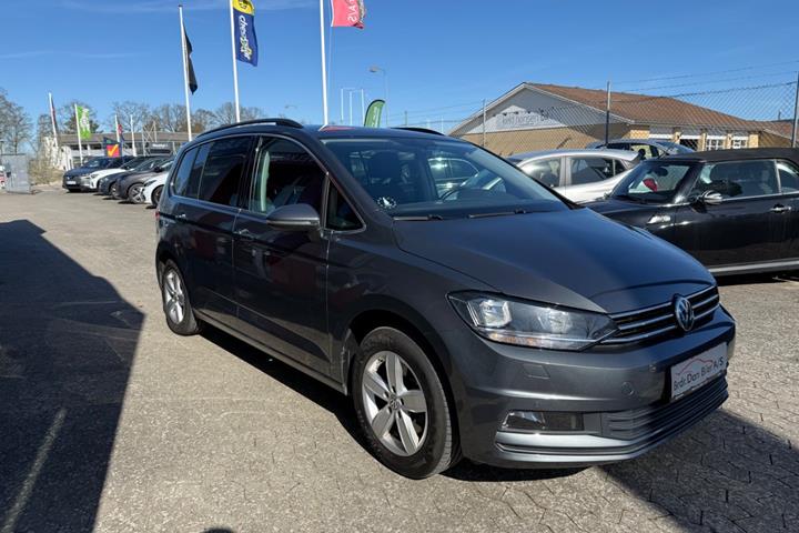Grå VW Touran fra 2019