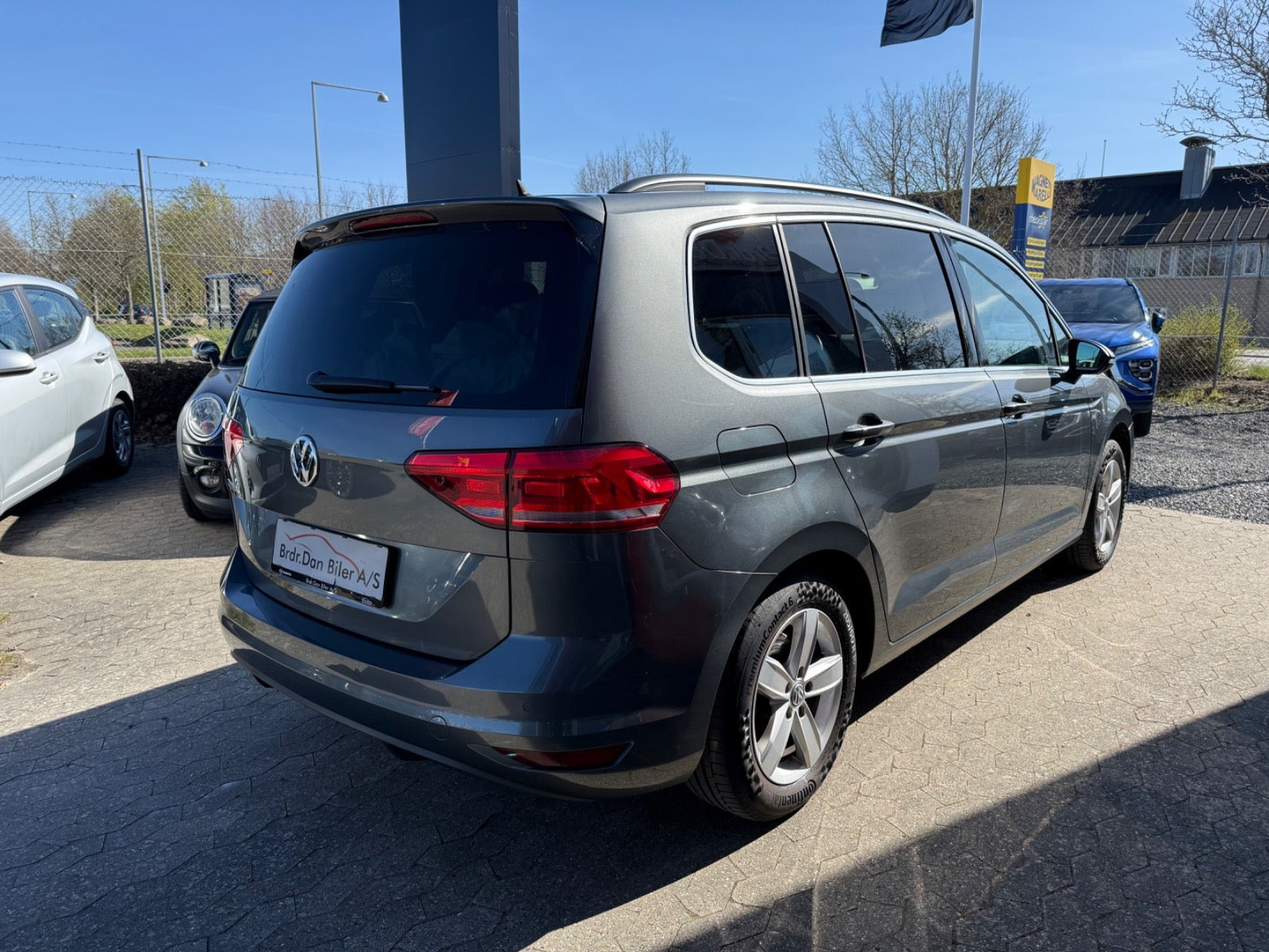 Grå VW Touran fra 2019