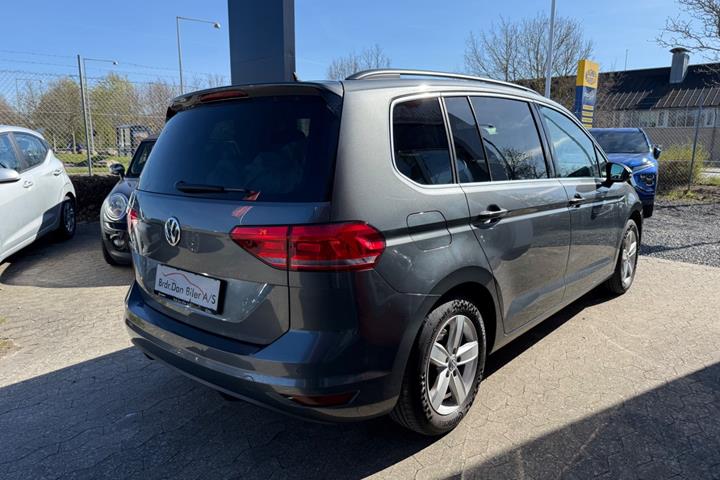 Grå VW Touran fra 2019