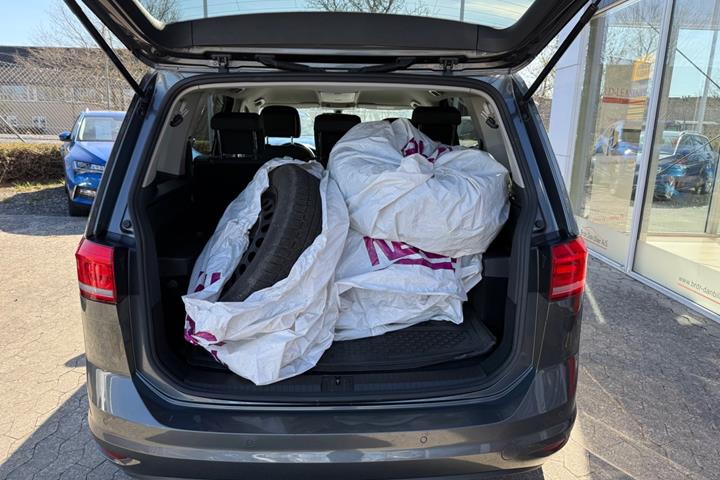 Grå VW Touran fra 2019