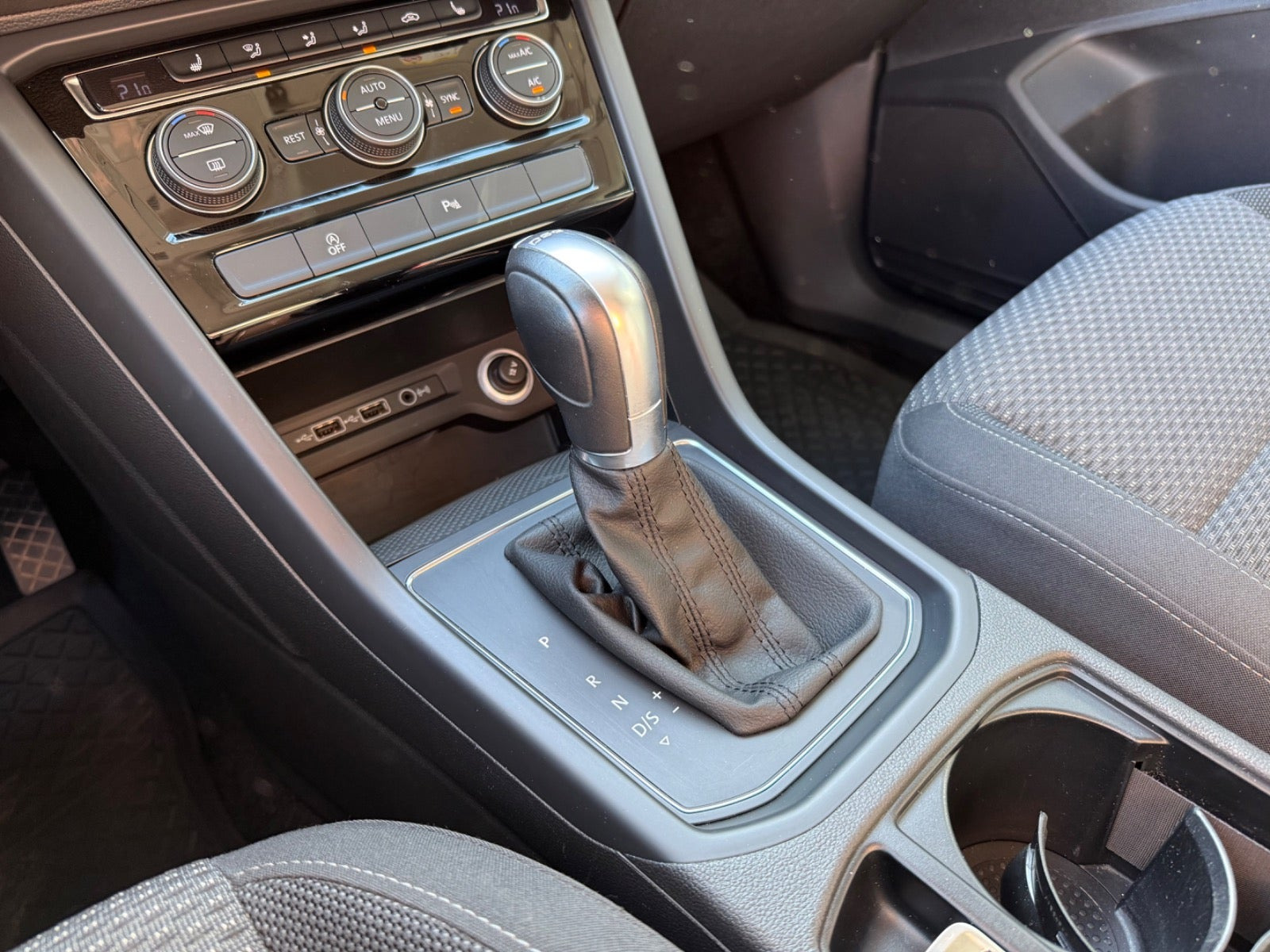Grå VW Touran fra 2019