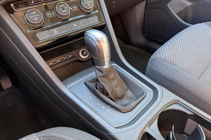 Grå VW Touran fra 2019