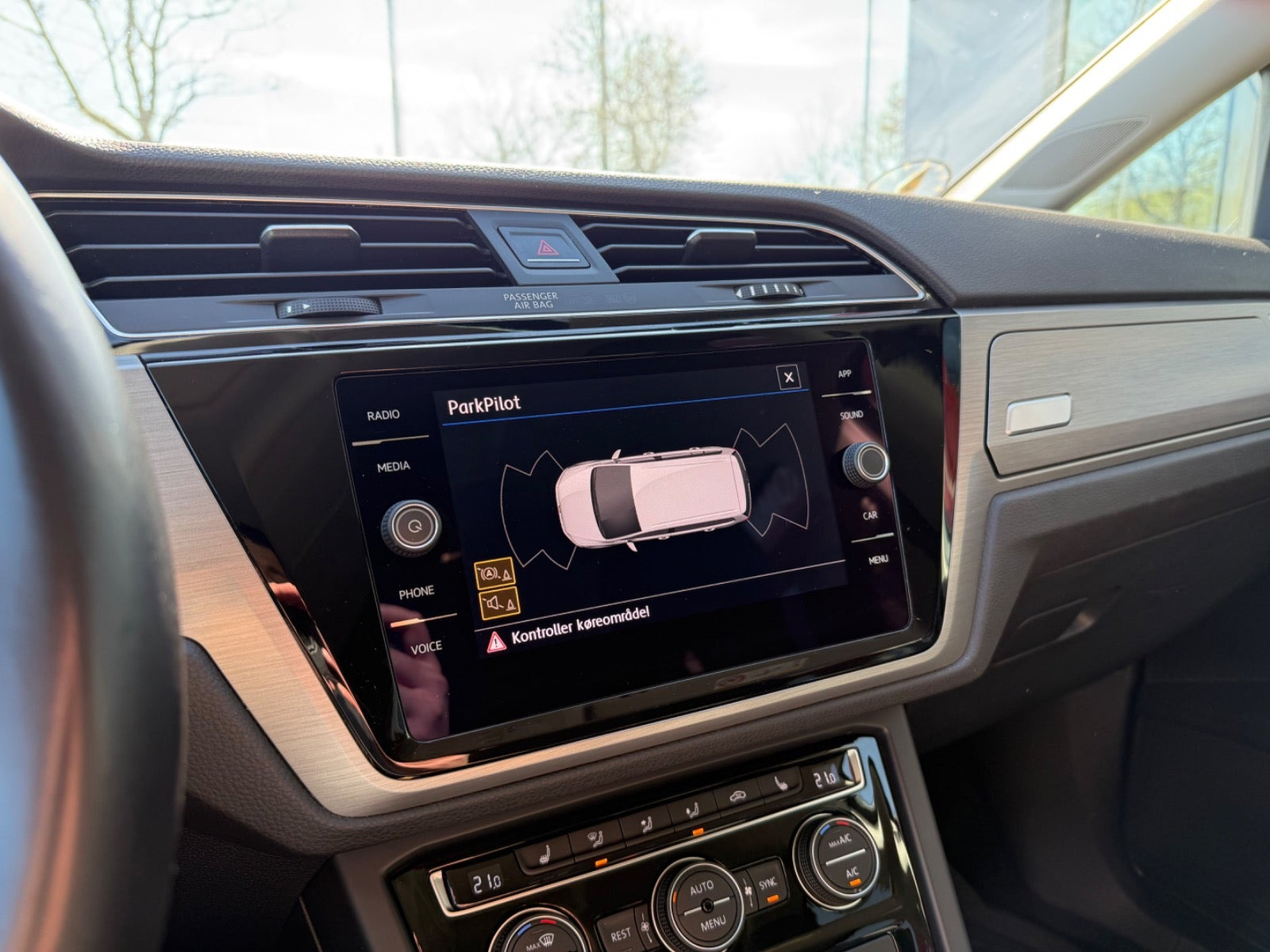 Grå VW Touran fra 2019