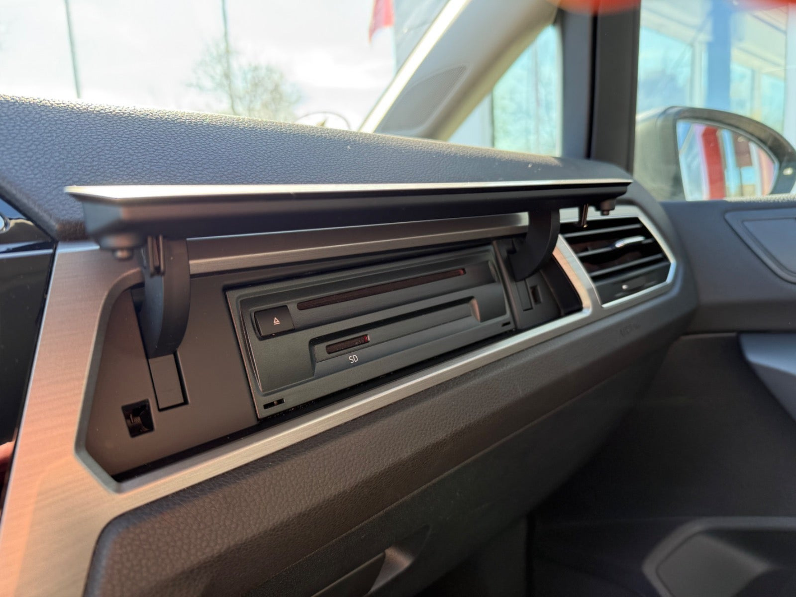 Grå VW Touran fra 2019
