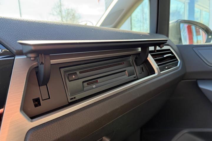Grå VW Touran fra 2019
