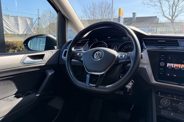 Grå VW Touran fra 2019