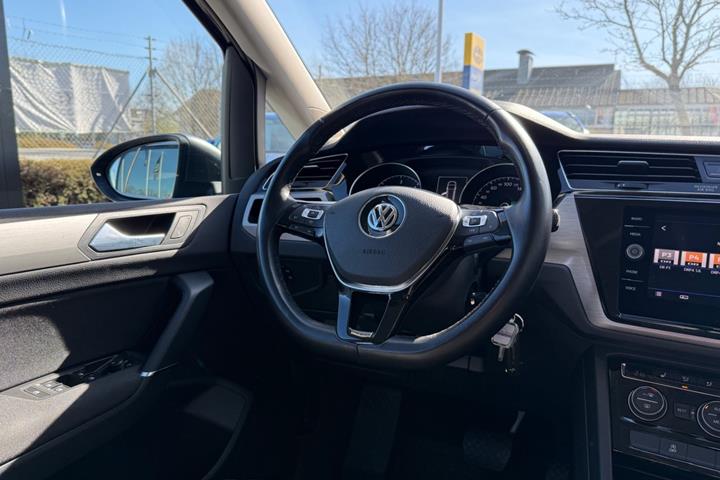 Grå VW Touran fra 2019