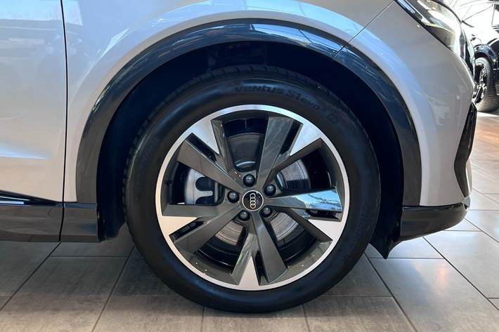 Sølv Audi Q4 e-tron fra 2025