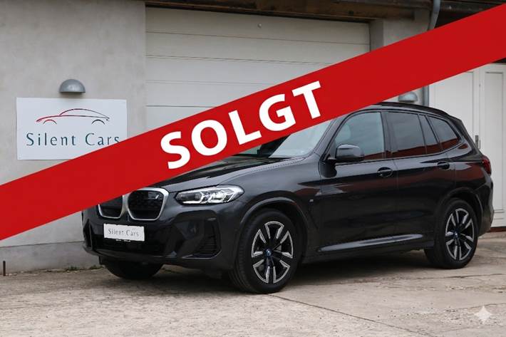 Grå BMW iX3 fra 2022 set udefra