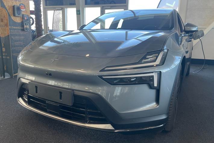 Grå Polestar 4 fra 2024