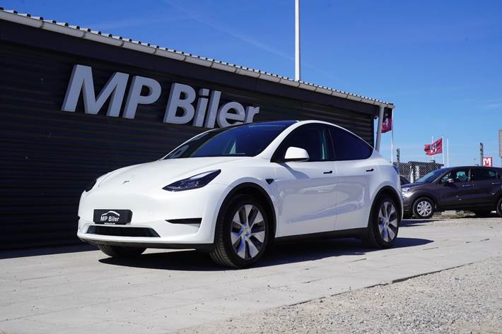 Hvid Tesla Model Y fra 2024