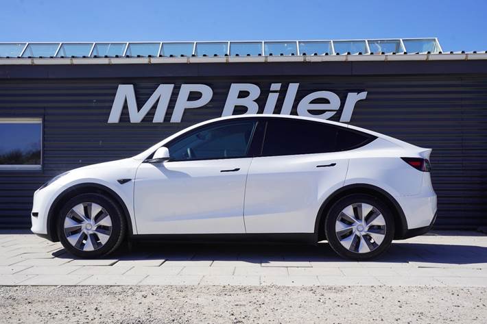 Hvid Tesla Model Y fra 2024
