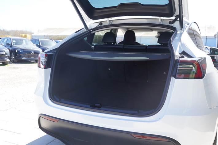 Hvid Tesla Model Y fra 2024