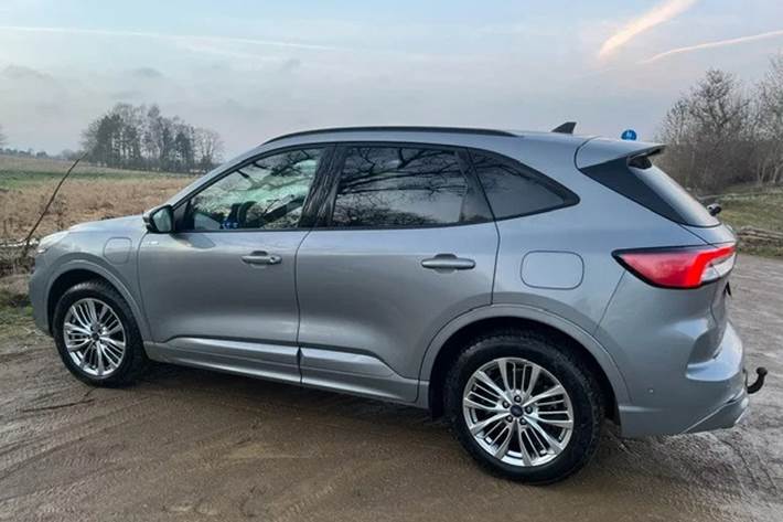 Grå Ford Kuga fra 2022