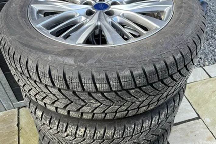 Grå Ford Kuga fra 2022