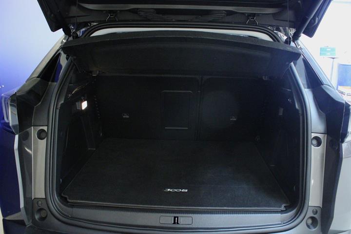 Grå Peugeot 3008 fra 2021