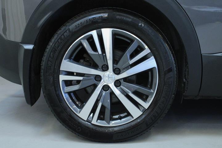 Grå Peugeot 3008 fra 2021