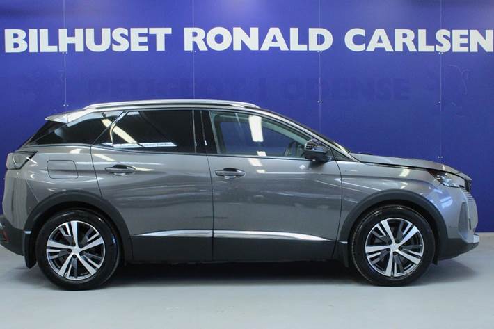 Grå Peugeot 3008 fra 2021