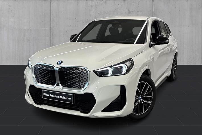 Hvid BMW iX1 fra 2023 set udefra