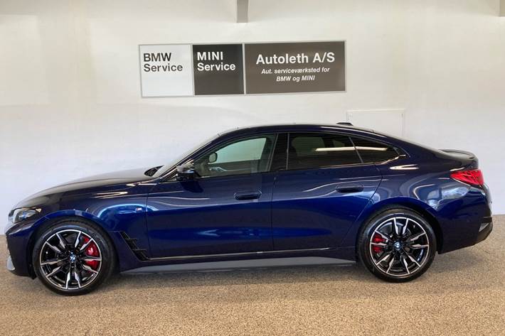 Blå BMW i4 fra 2025