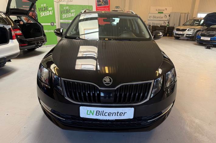 Sort Skoda Octavia fra 2019