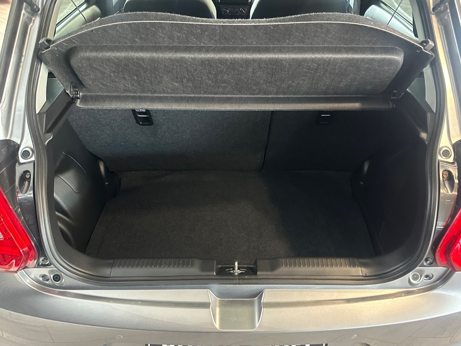 Grå Suzuki Swift fra 2021