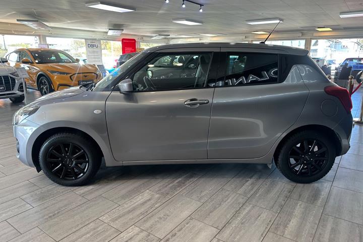 Grå Suzuki Swift fra 2021