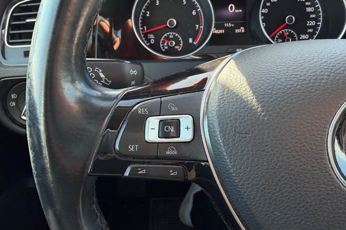 Blå VW Golf VII fra 2017