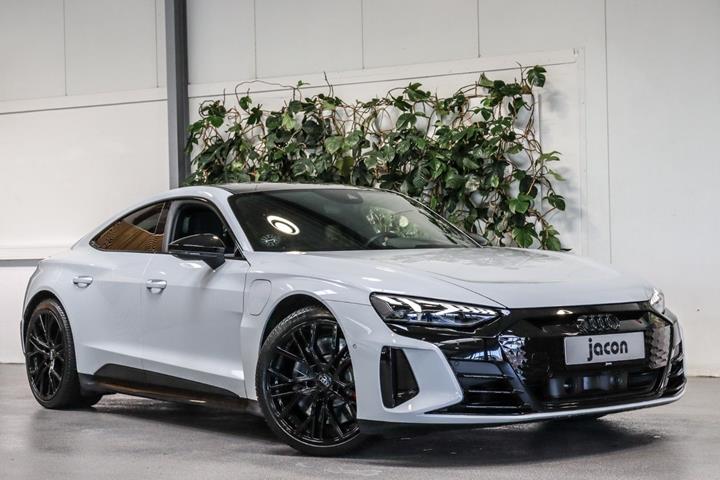 Grå Audi e-tron GT fra 2022 set udefra