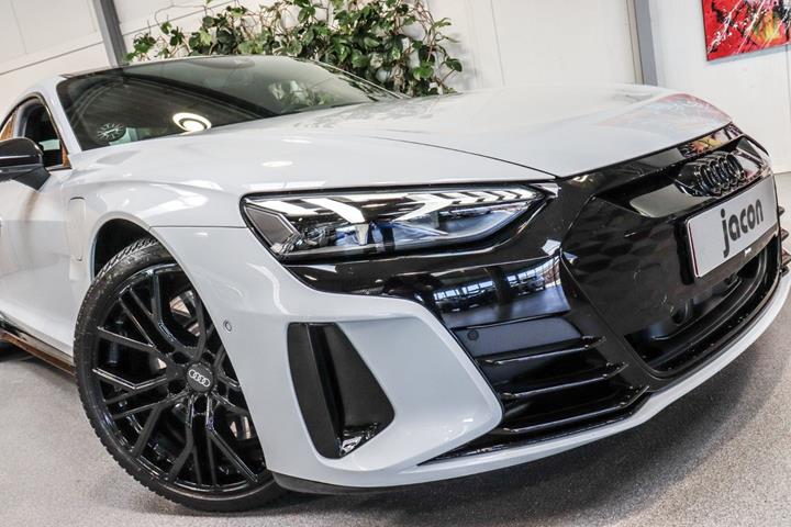 Grå Audi e-tron GT fra 2022