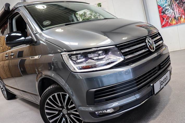 Grå VW Multivan fra 2019