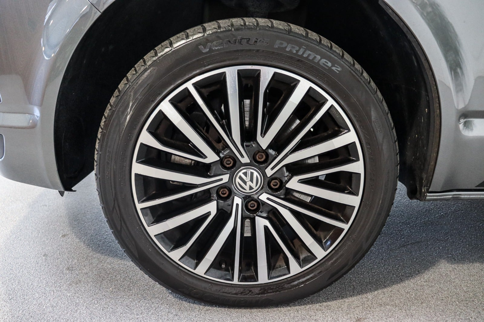 Grå VW Multivan fra 2019