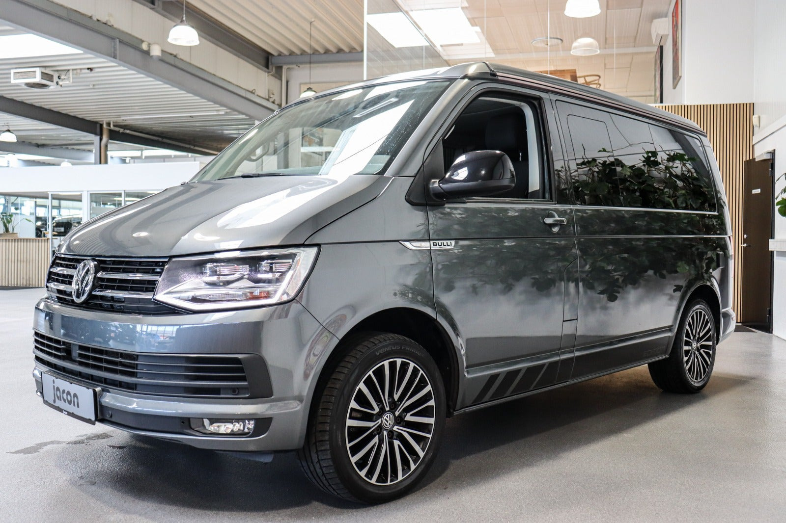 Grå VW Multivan fra 2019