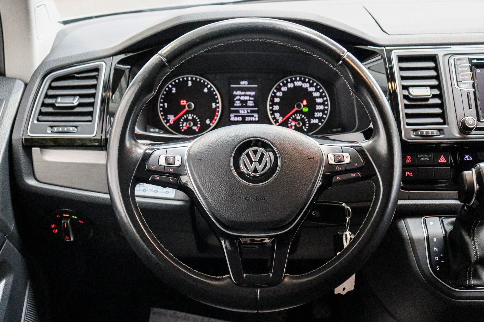 Grå VW Multivan fra 2019