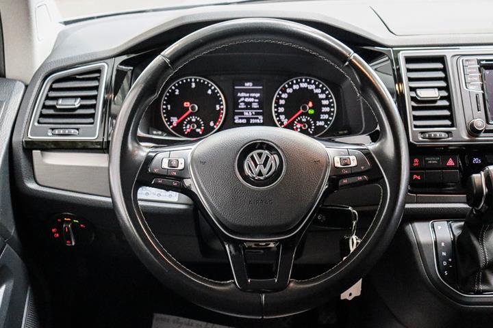 Grå VW Multivan fra 2019