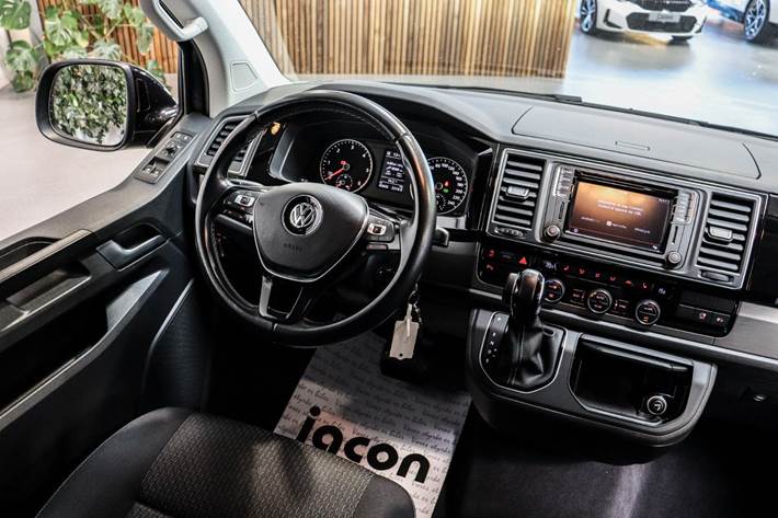 Grå VW Multivan fra 2019