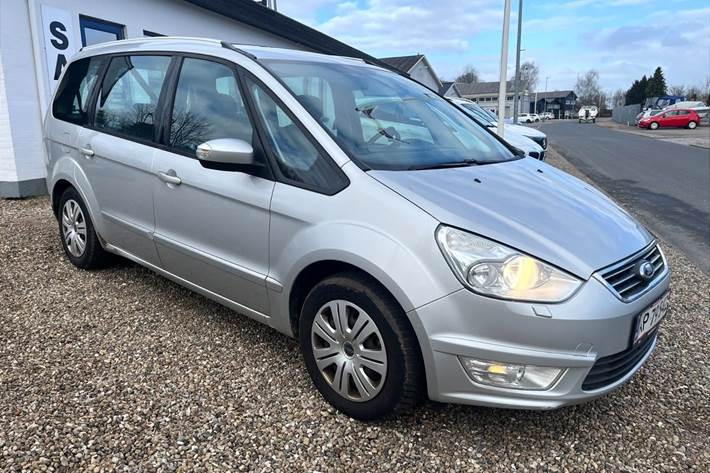 Sølv Ford Galaxy fra 2011 set udefra