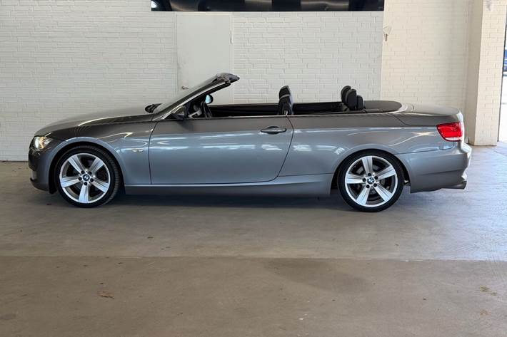 Grå BMW 325i fra 2007