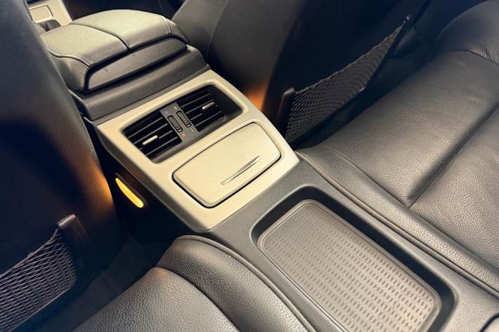 Grå BMW 325i fra 2007