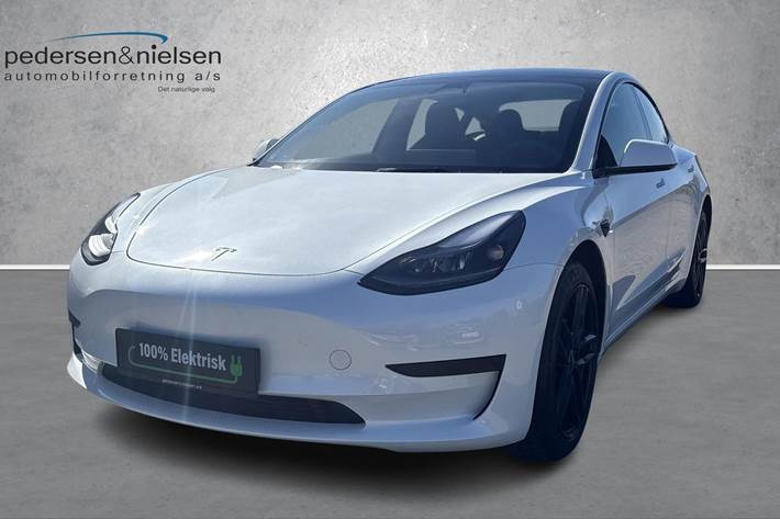 Hvid Tesla Model 3 fra 2023 set udefra