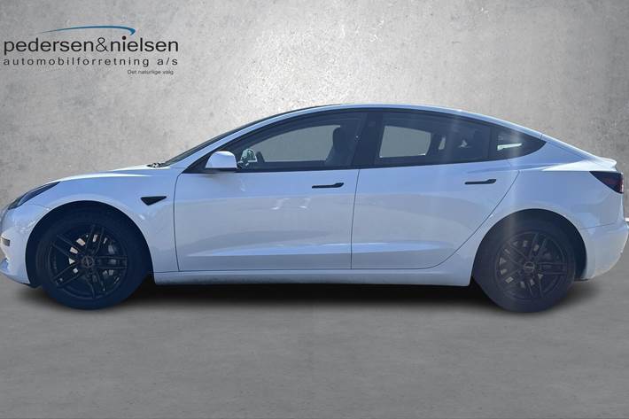Hvid Tesla Model 3 fra 2023