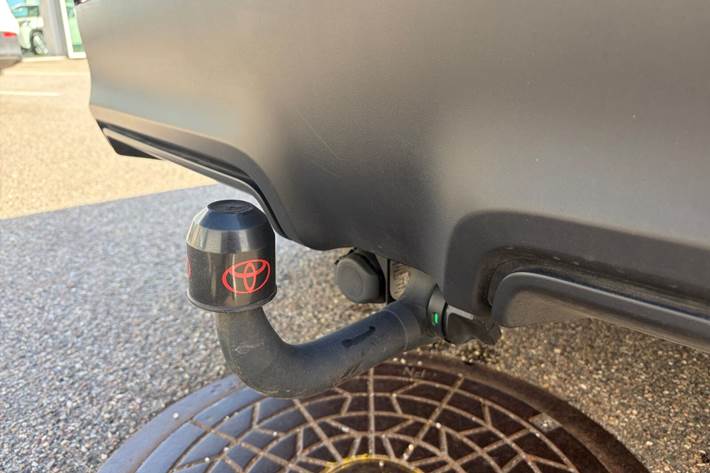 Grå Toyota BZ4X fra 2025