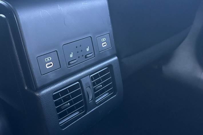 Rød Toyota BZ4X fra 2025