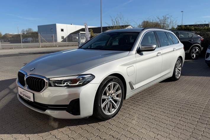 Sølv BMW 530e fra 2021