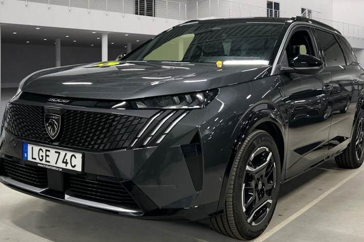 Grå Peugeot e-5008 fra 2025